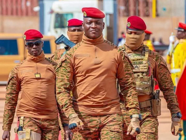 “Esqueçam a democracia”: Ibrahim Traoré redefine rumo político no Burkina Faso