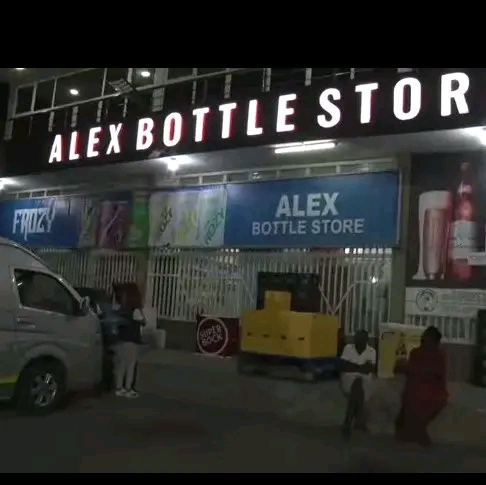 Empresário Alex, proprietário da Alex Bottle Store, detido pelas autoridades