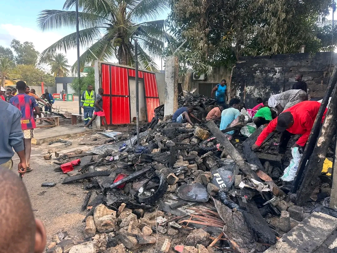 Incêndio destrói cinco barracas comerciais na Avenida 25 de Setembro, em Pemba